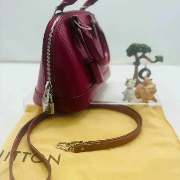 Louis Vuitton's Epi Alma BB in striking fuchsia, featuring silver-tone hardware - Picture 3 of 6